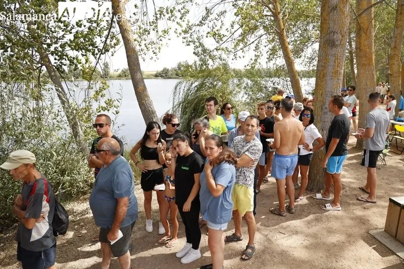Foto 5 - Los vecinos de Villagonzalo de Tormes degustan una buena comida con patatas meneas para celebrar sus fiestas