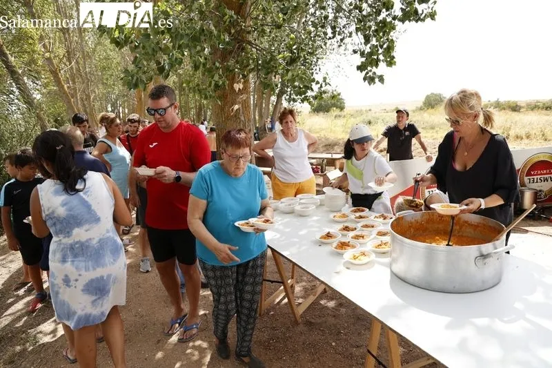 Foto 6 - Los vecinos de Villagonzalo de Tormes degustan una buena comida con patatas meneas para celebrar sus fiestas
