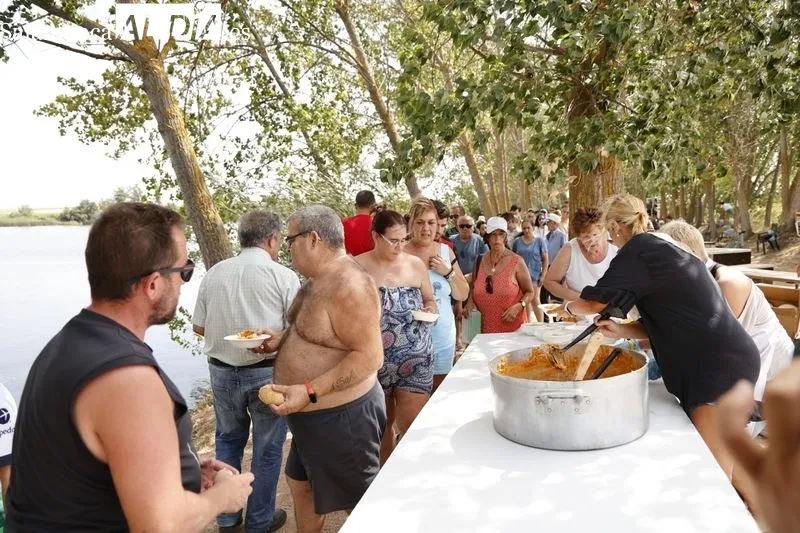 Foto 7 - Los vecinos de Villagonzalo de Tormes degustan una buena comida con patatas meneas para celebrar sus fiestas