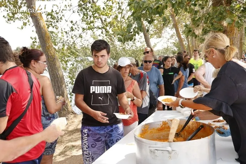 Foto 9 - Los vecinos de Villagonzalo de Tormes degustan una buena comida con patatas meneas para celebrar sus fiestas