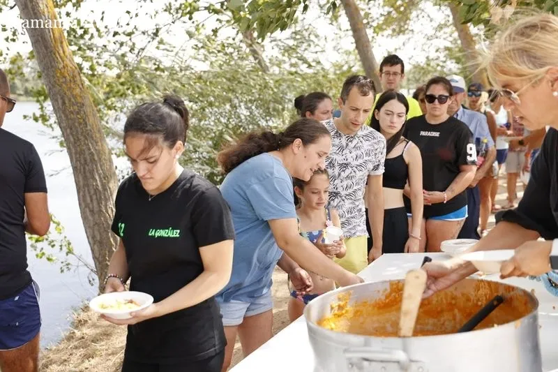 Foto 10 - Los vecinos de Villagonzalo de Tormes degustan una buena comida con patatas meneas para celebrar sus fiestas