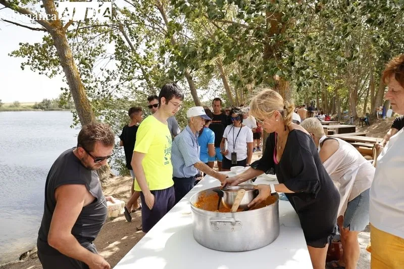 Foto 12 - Los vecinos de Villagonzalo de Tormes degustan una buena comida con patatas meneas para celebrar sus fiestas