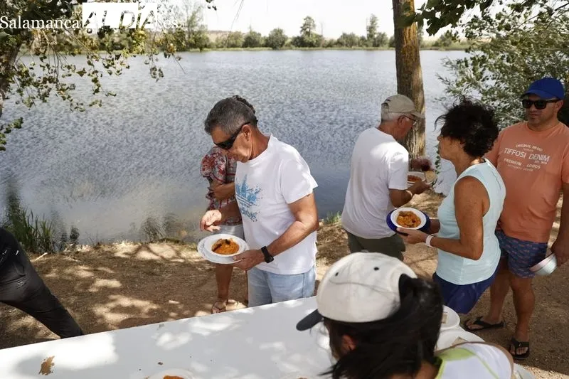 Foto 13 - Los vecinos de Villagonzalo de Tormes degustan una buena comida con patatas meneas para celebrar sus fiestas