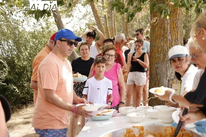 Foto 16 - Los vecinos de Villagonzalo de Tormes degustan una buena comida con patatas meneas para celebrar sus fiestas