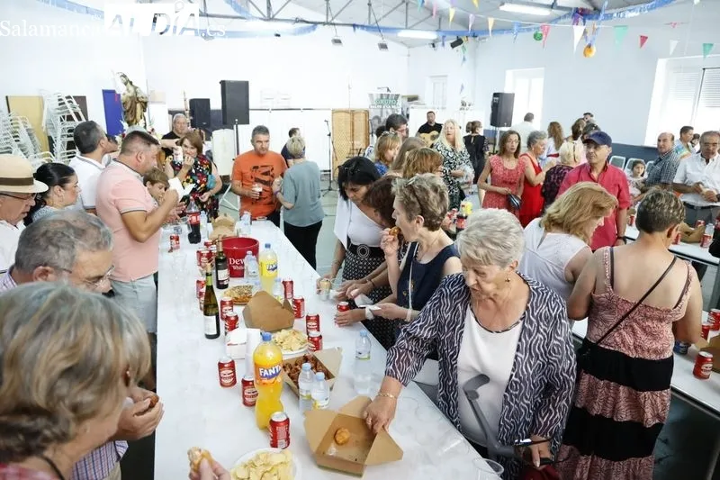 Foto 2 - Los vecinos de La Vell&eacute;s disfrutan de un buen almuerzo para celebrar sus fiestas