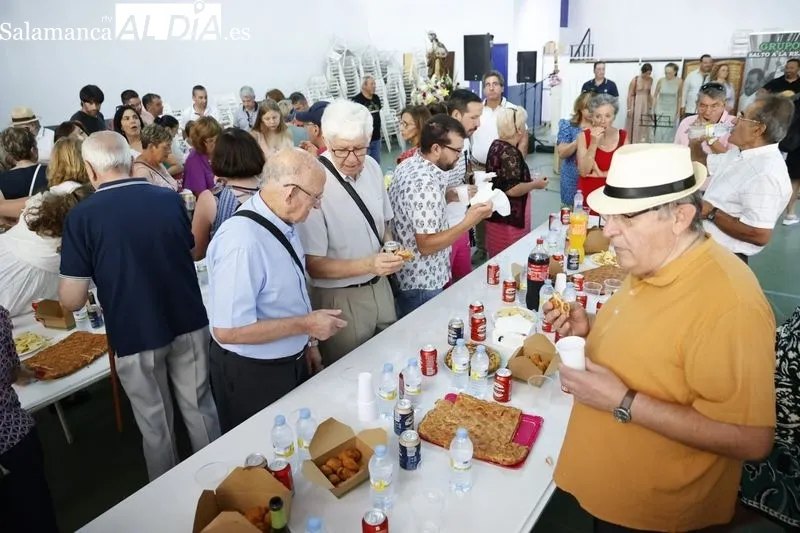 Foto 4 - Los vecinos de La Vell&eacute;s disfrutan de un buen almuerzo para celebrar sus fiestas
