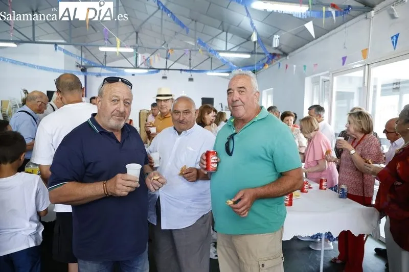 Foto 5 - Los vecinos de La Vell&eacute;s disfrutan de un buen almuerzo para celebrar sus fiestas