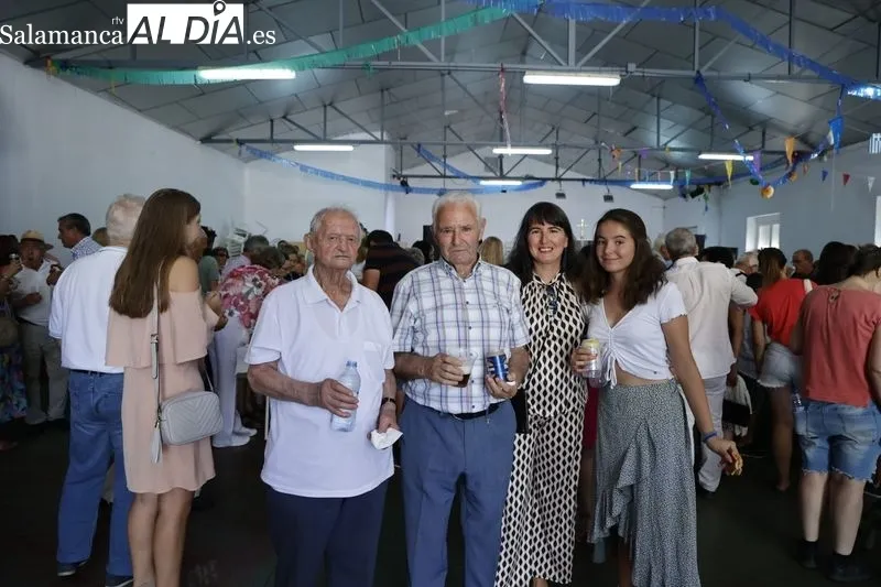 Foto 11 - Los vecinos de La Vell&eacute;s disfrutan de un buen almuerzo para celebrar sus fiestas