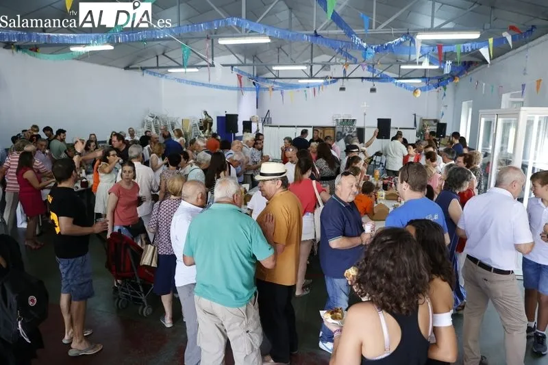 Foto 12 - Los vecinos de La Vell&eacute;s disfrutan de un buen almuerzo para celebrar sus fiestas