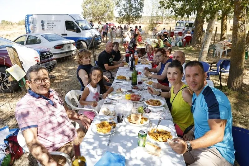 Foto 13 - M&uacute;sica y una gran paella para celebrar las fiestas en Golpejas