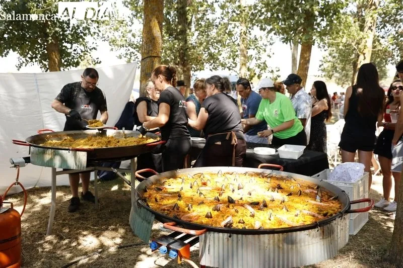 Foto 20 - M&uacute;sica y una gran paella para celebrar las fiestas en Golpejas