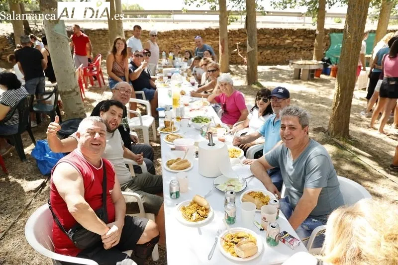 Foto 22 - M&uacute;sica y una gran paella para celebrar las fiestas en Golpejas