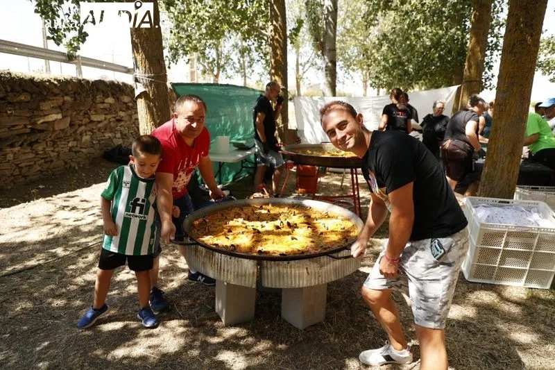 Foto 25 - M&uacute;sica y una gran paella para celebrar las fiestas en Golpejas