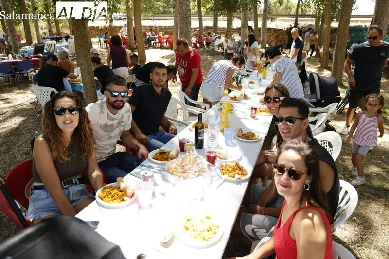 Foto 28 - M&uacute;sica y una gran paella para celebrar las fiestas en Golpejas