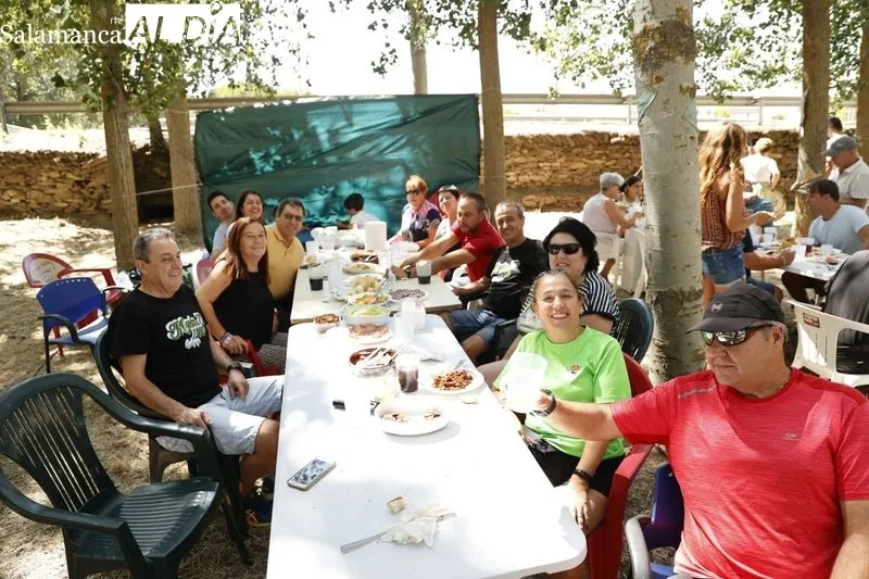 Foto 30 - M&uacute;sica y una gran paella para celebrar las fiestas en Golpejas