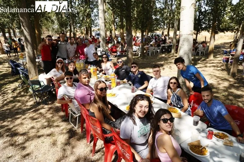 Foto 31 - M&uacute;sica y una gran paella para celebrar las fiestas en Golpejas