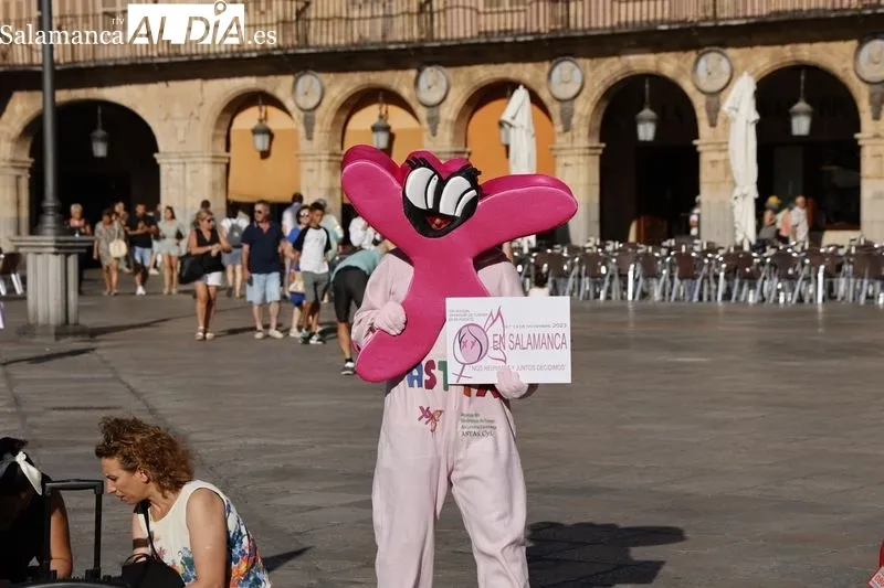 Foto 2 - La Asociaci&oacute;n S&iacute;ndrome de Turner 'Alejandra Salamanca' hace la habitual lectura del manifiesto en la Plaza Mayor