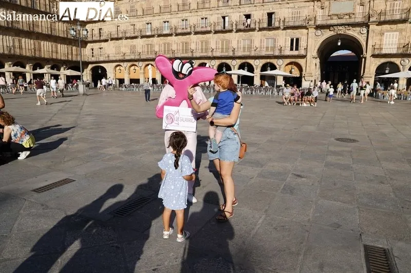 Foto 3 - La Asociaci&oacute;n S&iacute;ndrome de Turner 'Alejandra Salamanca' hace la habitual lectura del manifiesto en la Plaza Mayor