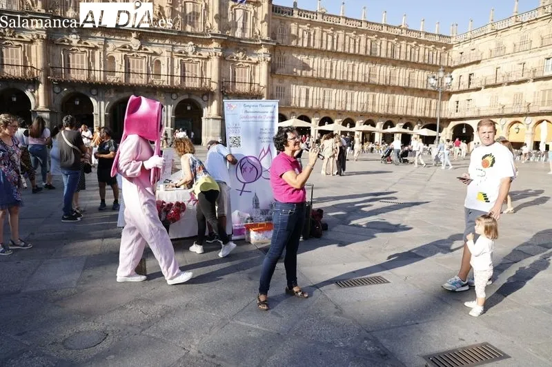 Foto 5 - La Asociaci&oacute;n S&iacute;ndrome de Turner 'Alejandra Salamanca' hace la habitual lectura del manifiesto en la Plaza Mayor