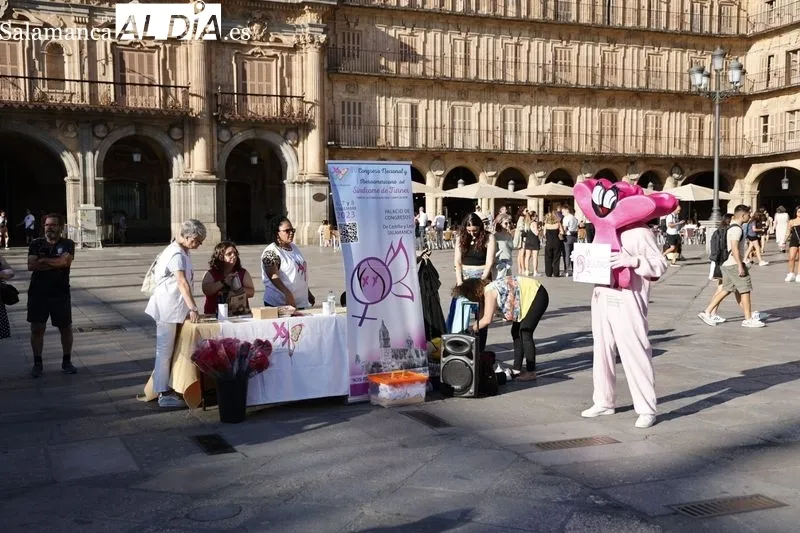 Foto 6 - La Asociaci&oacute;n S&iacute;ndrome de Turner 'Alejandra Salamanca' hace la habitual lectura del manifiesto en la Plaza Mayor