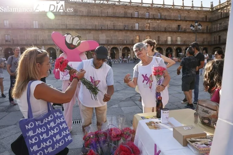 Foto 8 - La Asociaci&oacute;n S&iacute;ndrome de Turner 'Alejandra Salamanca' hace la habitual lectura del manifiesto en la Plaza Mayor