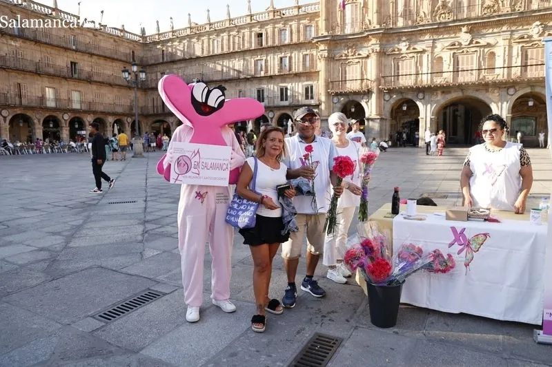 Foto 9 - La Asociaci&oacute;n S&iacute;ndrome de Turner 'Alejandra Salamanca' hace la habitual lectura del manifiesto en la Plaza Mayor