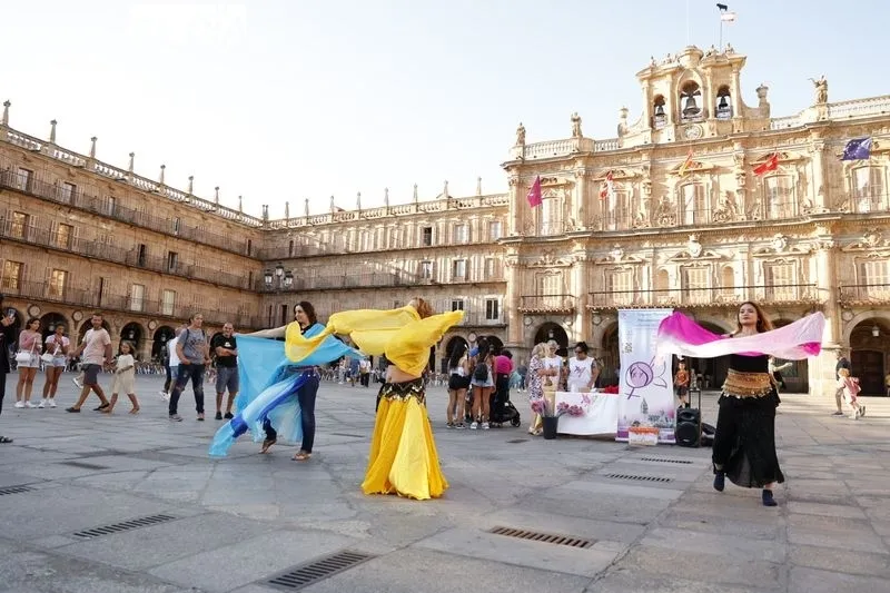 Foto 12 - La Asociaci&oacute;n S&iacute;ndrome de Turner 'Alejandra Salamanca' hace la habitual lectura del manifiesto en la Plaza Mayor