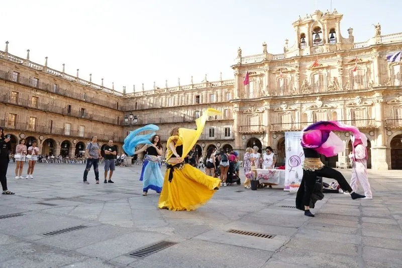 Foto 13 - La Asociaci&oacute;n S&iacute;ndrome de Turner 'Alejandra Salamanca' hace la habitual lectura del manifiesto en la Plaza Mayor