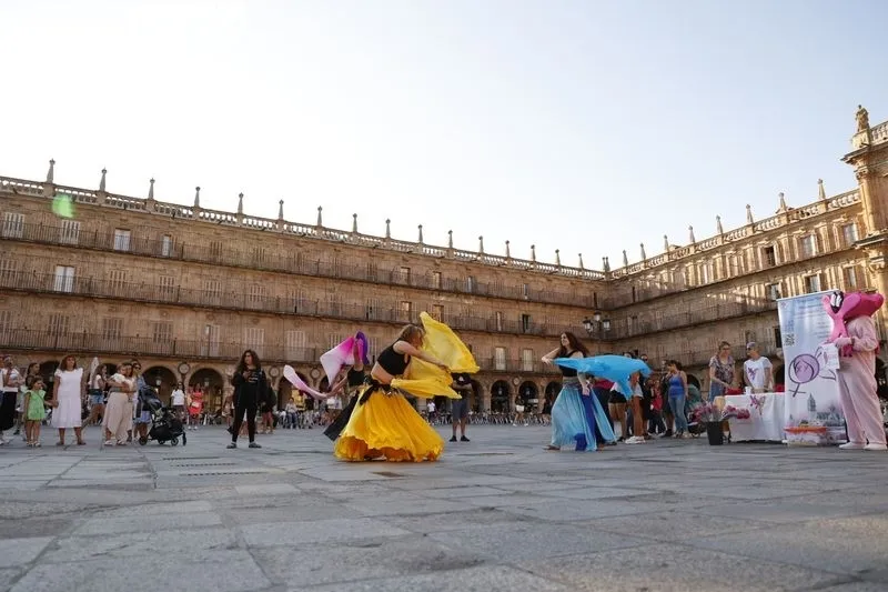 Foto 14 - La Asociaci&oacute;n S&iacute;ndrome de Turner 'Alejandra Salamanca' hace la habitual lectura del manifiesto en la Plaza Mayor