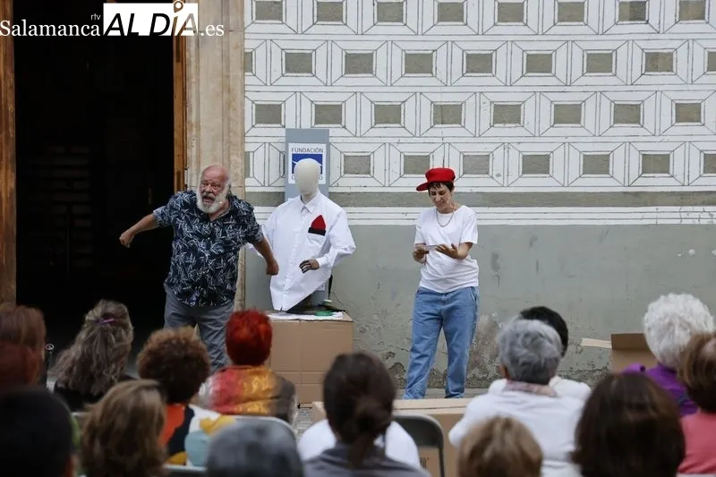 Foto 2 - Salda&ntilde;a y Carioca representan &lsquo;&iquest;D&oacute;nde est&aacute; Tom&aacute;s?&rsquo; en la plaza San Boal