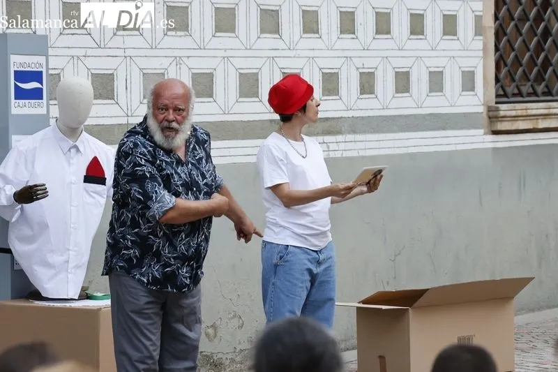 Foto 3 - Salda&ntilde;a y Carioca representan &lsquo;&iquest;D&oacute;nde est&aacute; Tom&aacute;s?&rsquo; en la plaza San Boal