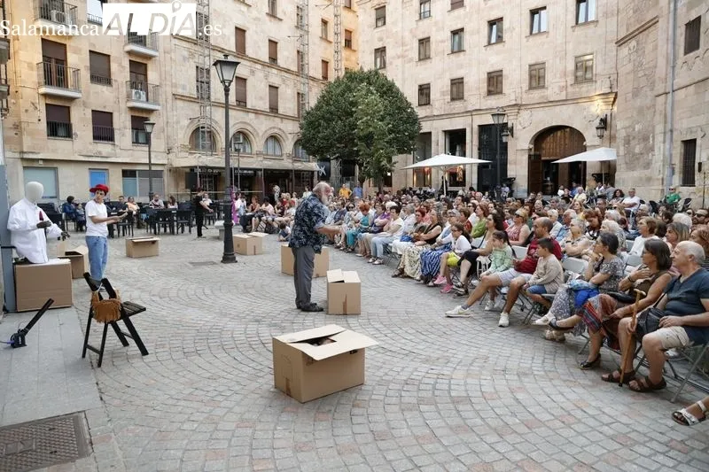 Foto 4 - Salda&ntilde;a y Carioca representan &lsquo;&iquest;D&oacute;nde est&aacute; Tom&aacute;s?&rsquo; en la plaza San Boal
