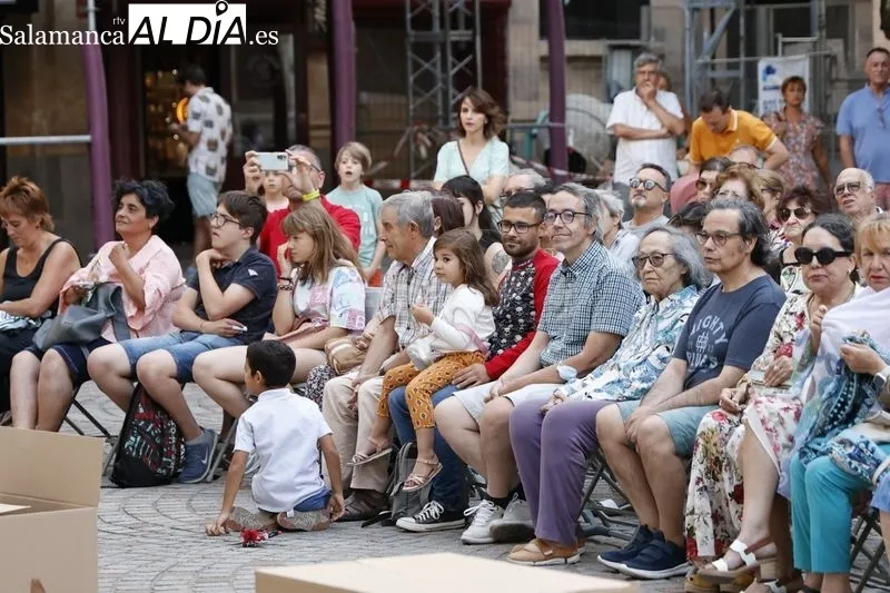 Foto 5 - Salda&ntilde;a y Carioca representan &lsquo;&iquest;D&oacute;nde est&aacute; Tom&aacute;s?&rsquo; en la plaza San Boal
