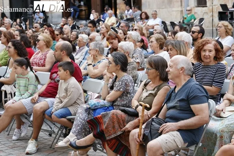 Foto 8 - Salda&ntilde;a y Carioca representan &lsquo;&iquest;D&oacute;nde est&aacute; Tom&aacute;s?&rsquo; en la plaza San Boal