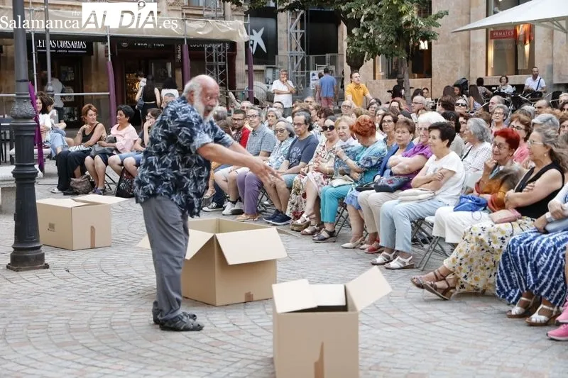 Foto 10 - Salda&ntilde;a y Carioca representan &lsquo;&iquest;D&oacute;nde est&aacute; Tom&aacute;s?&rsquo; en la plaza San Boal