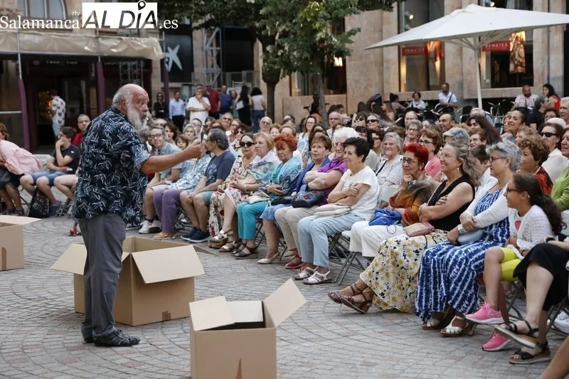 Foto 11 - Salda&ntilde;a y Carioca representan &lsquo;&iquest;D&oacute;nde est&aacute; Tom&aacute;s?&rsquo; en la plaza San Boal