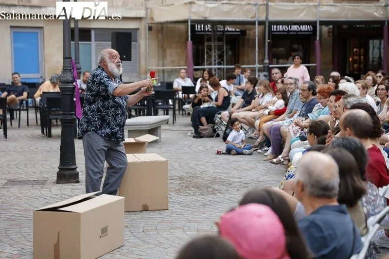 Foto 12 - Salda&ntilde;a y Carioca representan &lsquo;&iquest;D&oacute;nde est&aacute; Tom&aacute;s?&rsquo; en la plaza San Boal