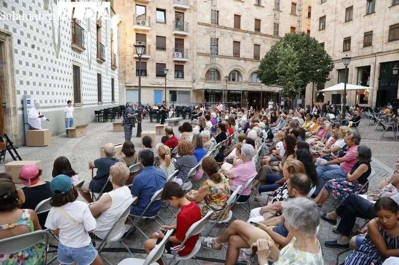 Foto 14 - Salda&ntilde;a y Carioca representan &lsquo;&iquest;D&oacute;nde est&aacute; Tom&aacute;s?&rsquo; en la plaza San Boal