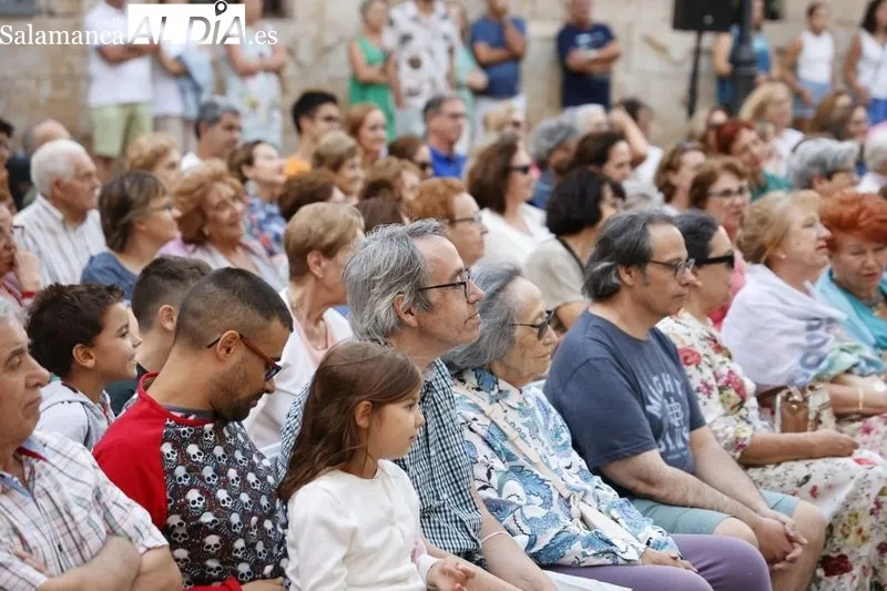 Foto 16 - Salda&ntilde;a y Carioca representan &lsquo;&iquest;D&oacute;nde est&aacute; Tom&aacute;s?&rsquo; en la plaza San Boal