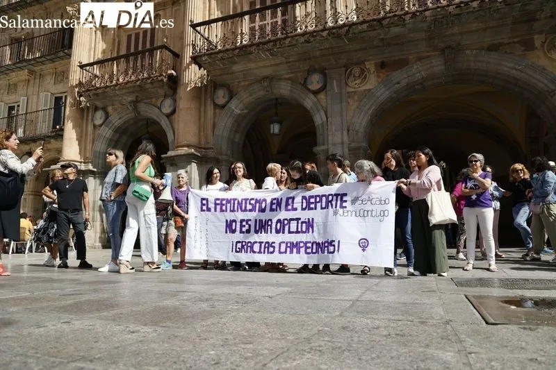 Foto 3 - El Movimiento Feminista de Salamanca se manifiesta a favor de Jenni Hermoso 