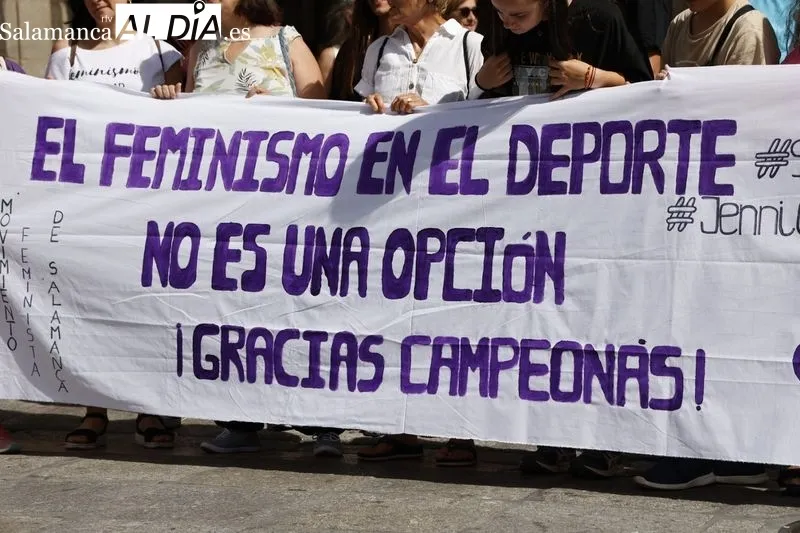 Foto 4 - El Movimiento Feminista de Salamanca se manifiesta a favor de Jenni Hermoso 