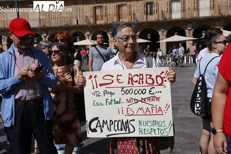 Foto 10 - El Movimiento Feminista de Salamanca se manifiesta a favor de Jenni Hermoso 