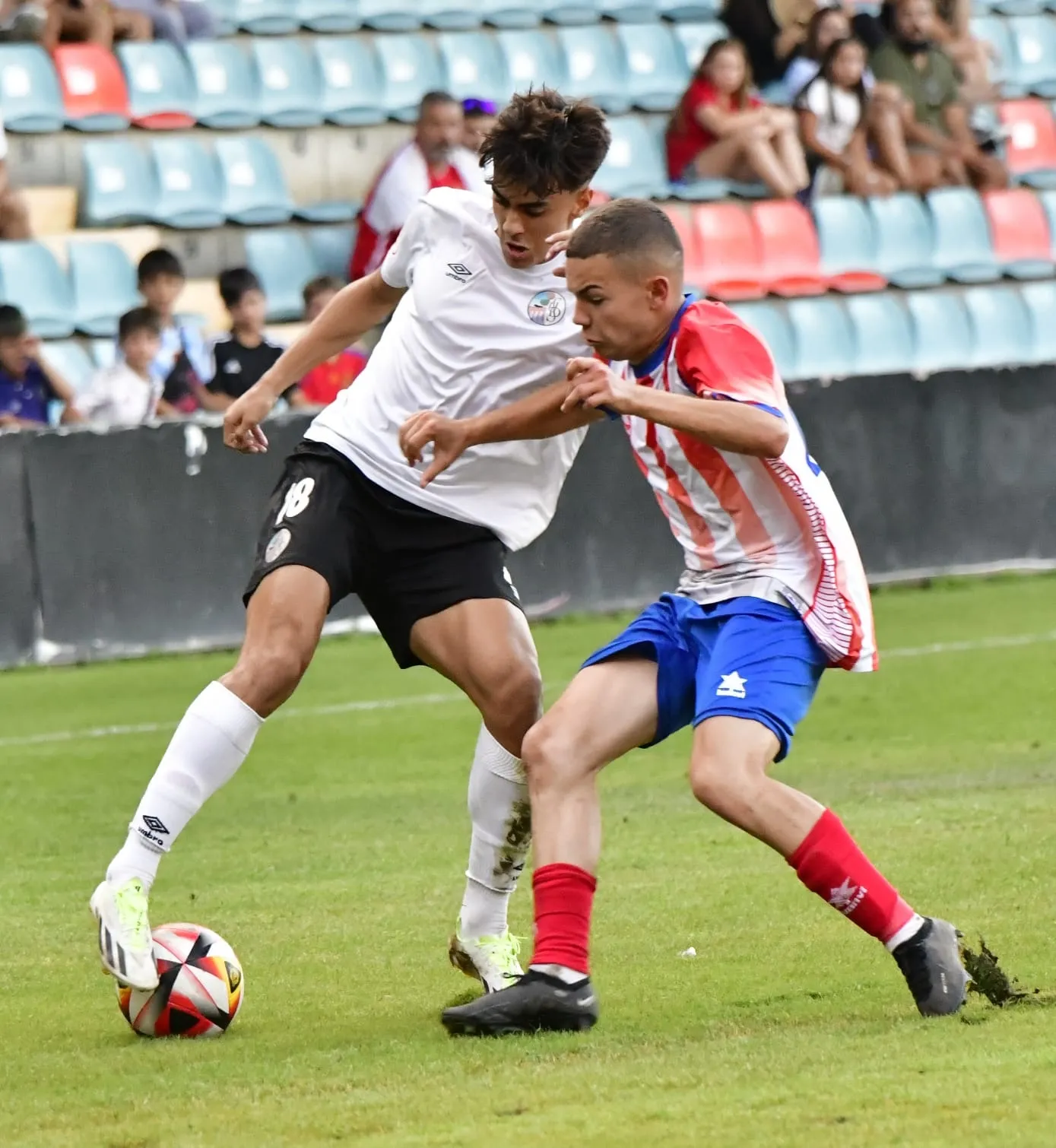 Imágenes del partido y del público del encuentro Salamanca UDS contra el Atlético Bembibre. Fotos: Ramón Vicente