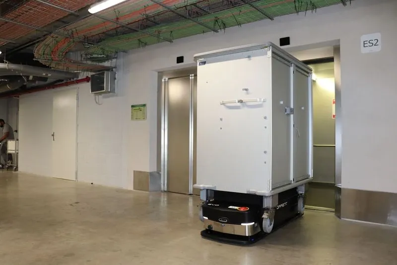 Foto 9 - El Hospital de Salamanca utiliza robots para su log&iacute;stica interna