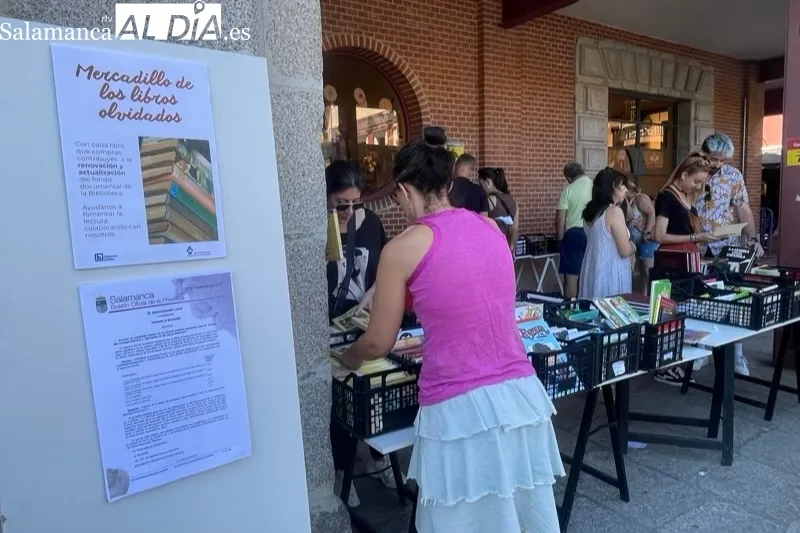 El Mercadillo de libros olvidados volvía este jueves a la Plaza de España