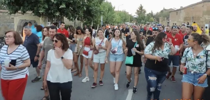 Las peñas de Aldearrubia protagonizaban un animado desfile. Fotos Marisa Rodero 