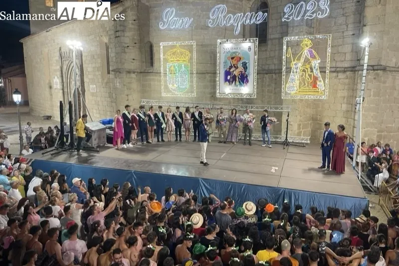 Foto 3 - Colorida y multitudinaria bienvenida a las fiestas de San Roque 2023 en Macotera