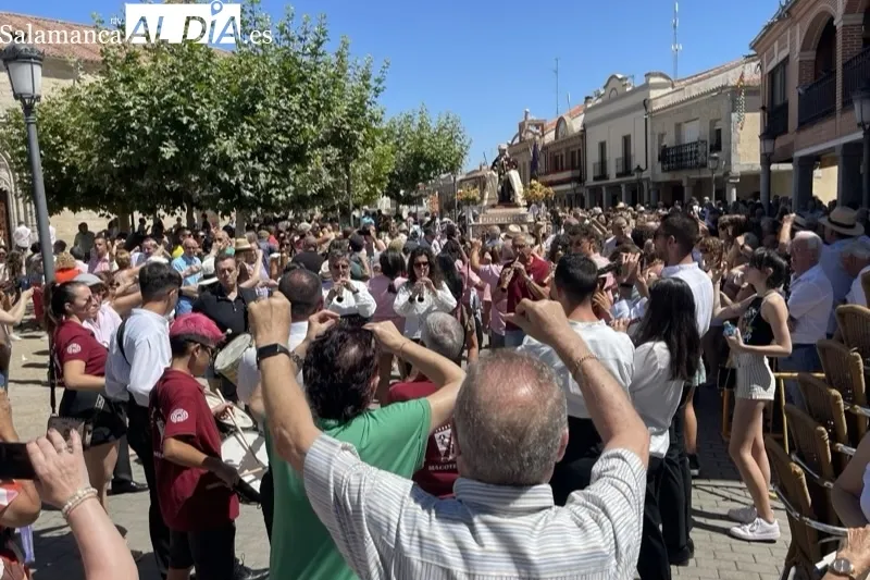 Foto 3 - Una multitud de personas baila al son de la charrada en honor a San Roque en su hist&oacute;rica procesi&oacute;n