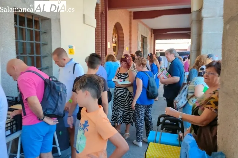 Foto 2 - Multitudinaria vuelta del Mercado de libros olvidados a la Plaza de Espa&ntilde;a