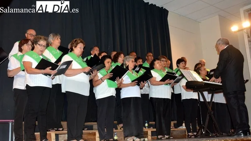 Foto 3 - Adela Villoria resalta las peculiaridades del pueblo de Lumbrales en el preg&oacute;n de las fiestas del 2023